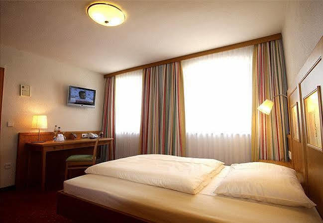 Hotel Zum Loewen Weissenhorn Exterior photo
